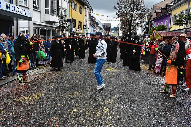 Bild 5: Der große Sonntagsumzug durch das Tal &ndash; hier sind die Bilder
