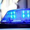 Ein Polizeiauto im Einsatz (Symbolbild). In Klettgau-Erzingen werden drei Kinder bei einem Unfall verletzt.