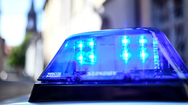 Ein Polizeiauto im Einsatz (Symbolbild). In Klettgau-Erzingen werden drei Kinder bei einem Unfall verletzt.