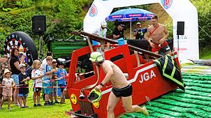Viel Spaß verspricht der Waterslide-Contest 2025 an der Adlerschanze. Ob es wieder so fantasievolle Funmobile geben wird? Foto: Kommert