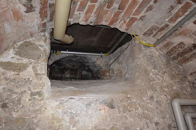 Diese Mauer im Alten Forstamt gibt Rätsel auf. Sie ist ungewöhnlich dick. Bisher wisse aber niemand warum, sagt Thomas Warndorf. Eine ...
