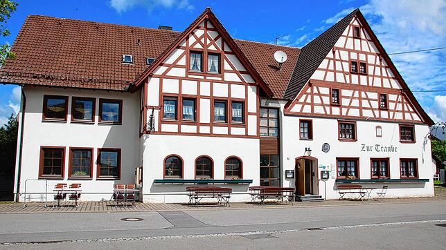 Das Gasthaus &bdquo;Zur Traube&ldquo; in der Dorfmitte von Kreenheinstetten gehört zum festen Bestandteil im Ortsbild. Im linken ...