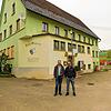 Das Gutmadinger Gasthaus Ochsen soll wiederbelebt werden. Volker Weber (links) und Juri Kuleber haben das Areal gekauft und wollen ...