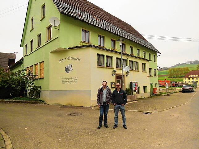Das Gutmadinger Gasthaus Ochsen soll wiederbelebt werden. Volker Weber (links) und Juri Kuleber haben das Areal gekauft und wollen ...