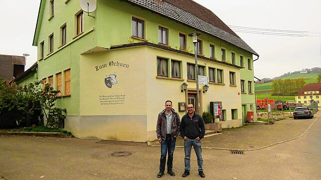 Das Gutmadinger Gasthaus Ochsen soll wiederbelebt werden. Volker Weber (links) und Juri Kuleber haben das Areal gekauft und wollen ...