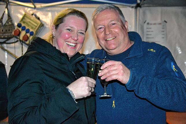 Julia von Strick und Joachim Ott, beide vom Narrenverein Wolkenschieber, stoßen aufs neue Jahr an.