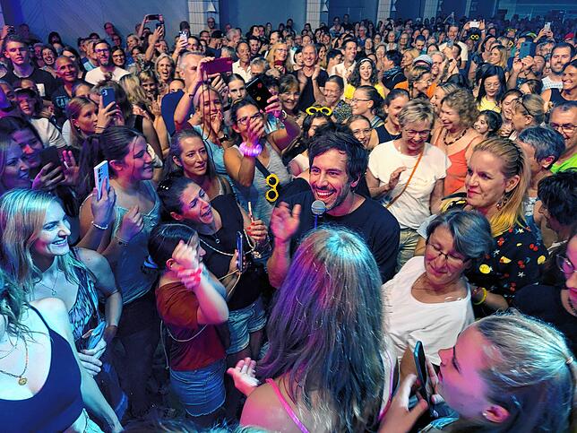 Mitten in der Menge: Max Giesinger suchte mehrmals die Nähe seines Publikums.
