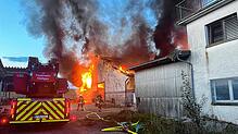 Die Flammen lodern hell: In einem Stall eines Bauernhofs in der Schweizer Gemeinde Trasadingen (Kanton Schaffhausen) ist am ...