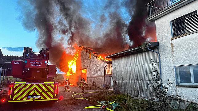 Die Flammen lodern hell: In einem Stall eines Bauernhofs in der Schweizer Gemeinde Trasadingen (Kanton Schaffhausen) ist am ...