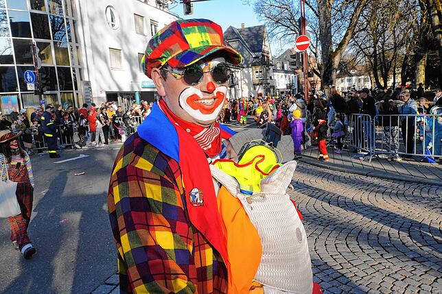 Bild 16: Tausende Narren ziehen beim Fasnet-Umzug durch die Stadt