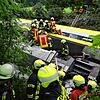 Rettungskräfte suchen in einem entgleisten Zug nach Fahrgästen. Der Personenzug ist im Kreis Biberach zwischen den Ortsteilen ...