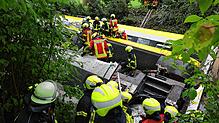 Rettungskräfte suchen in einem entgleisten Zug nach Fahrgästen. Der Personenzug ist im Kreis Biberach zwischen den Ortsteilen ...