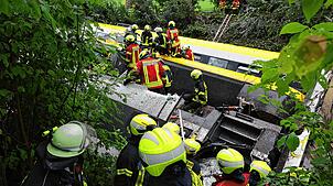 Rettungskräfte suchen in einem entgleisten Zug nach Fahrgästen. Der Personenzug ist im Kreis Biberach zwischen den Ortsteilen ...