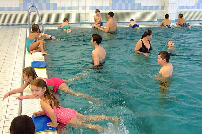 "Wassergewöhnung und Hinführen zum Schwimmen lernen" sind beim Anfängerschwimmkurs angesagt: "Nach dem Seepferdchen sind die Kinder ...