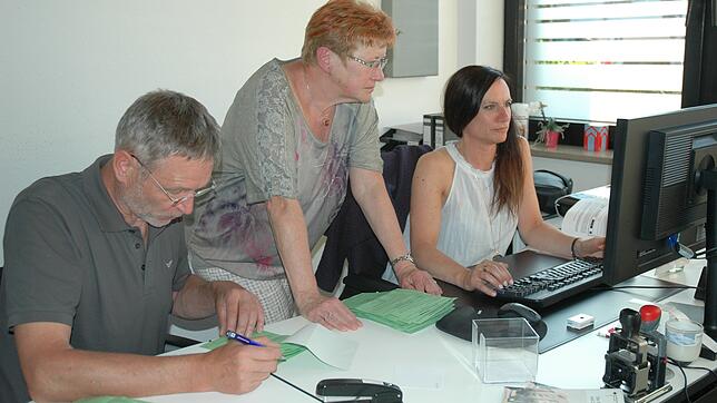 Nach dem Schließen der Wahllokale in der Gemeinde Murg waren verschiedene Teams im Einsatz, um die Wählerstimmen am Computer zu erfassen.