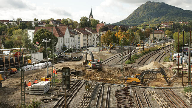 Die marode Infrastruktur der Bahn erfordert Sanierungen, die für zusätzliche Beeinträchtigungen sorgen. Das Bild zeigt Gleisarbeiten am ...