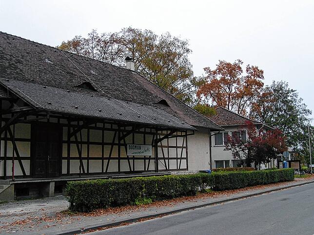 Obsthalle (vorne) und Rathaus in Bodman vor dem Abriss im Jahr 2007. Dort fanden viele Veranstaltungen statt.