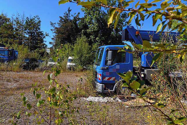 Ein kompletter Fuhrpark rostet auf einem leeren Platz in Friedrichshafen vor sich hin.