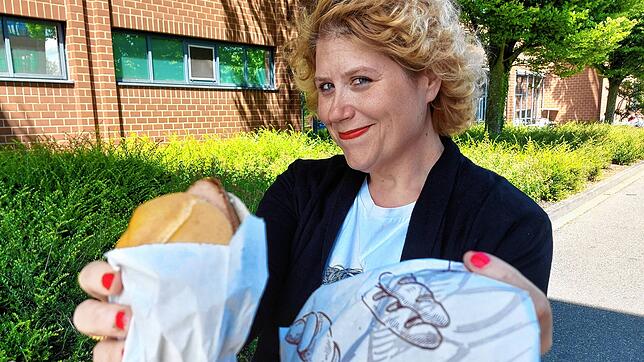 Papiertüte ist – laut Satzung zur Verpackungssteuer – nicht gleich Papiertüte: Für die Verpackung des Fleischkäsebrötchens, das Kerstin ...