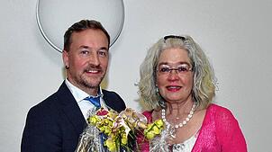 Dank, Lob und Blumen für Renate Flossmann von Höchenschwands Bürgermeister Sebastian Stiegeler. Bild: Stefan Pichler