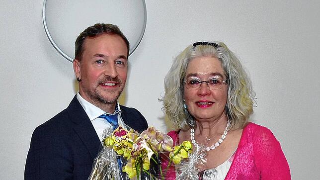Dank, Lob und Blumen für Renate Flossmann von Höchenschwands Bürgermeister Sebastian Stiegeler. Bild: Stefan Pichler