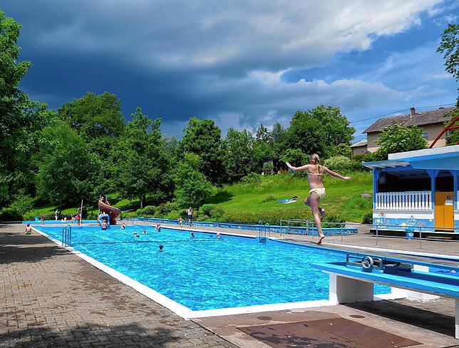 Offensichtlich verziehen sich die dunklen Wolken über dem Tannheimer Freibad zugunsten einer sonnigen Zukunft. Bild: Jörg-Dieter Klatt