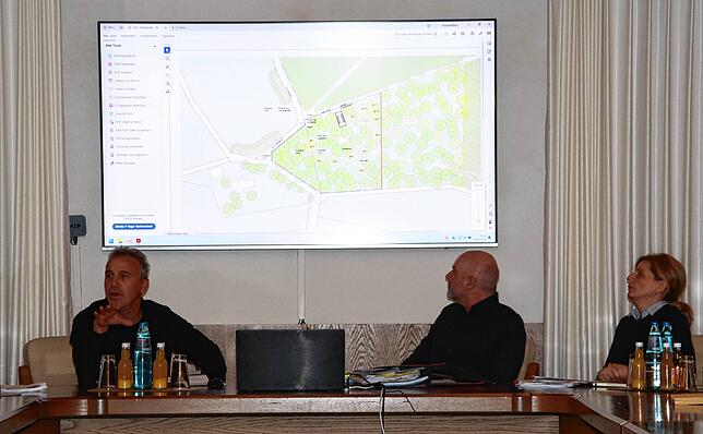 Landschaftsarchitekt Christian Burkard (links), Bürgermeister Rainer Stoll und Architektin Andrea Rinne stellten die Pläne für den ...