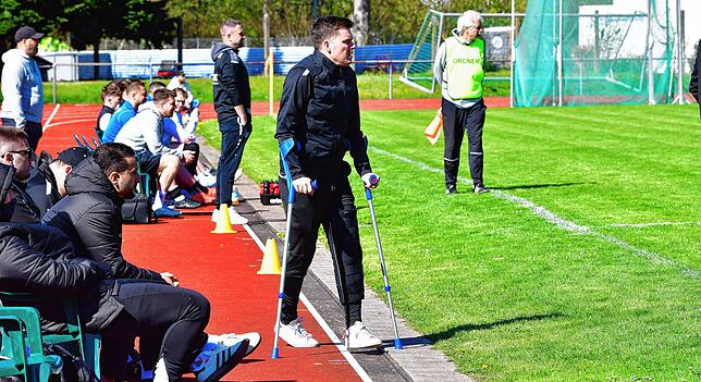 Coachen mit Handycap: David Pinke ließ sich auch von seiner Verletzung nicht bremsen. Der Co-Trainer des FC Wittlingen war beim 1:3 ...