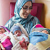 Die wenige Wochen alten Babys Nour, Tahar und Manar (von links) mit ihrer Mutter Asma Ben Hadj Mohamed in der Kinder-Intensivstation der ...