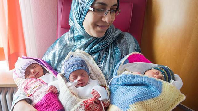Die wenige Wochen alten Babys Nour, Tahar und Manar (von links) mit ihrer Mutter Asma Ben Hadj Mohamed in der Kinder-Intensivstation der ...
