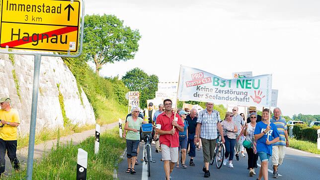 Eintreffen der ersten Immenstaader Demonstranten in Hagnau. Dort wurden sie bereits von ihren Mitstreitern aus Hagnau und Stetten erwartet.