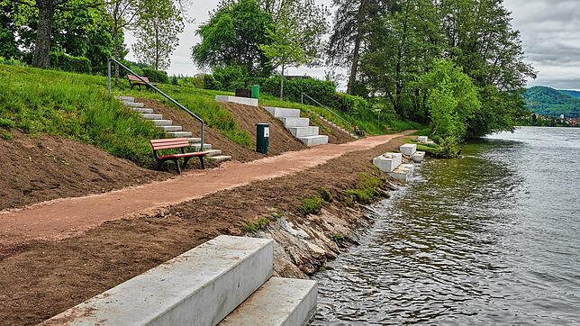 Am Rheinufer kann man dank des Wehrer Rheinliebeprojekts &bdquo;Brennet-Beach&ldquo; nun bequem die Füße im Rhein baden.