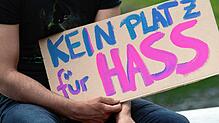 &bdquo;Kein Platz für Hass&ldquo; steht auf dem Plakat eines Demonstranten in Potsdam.