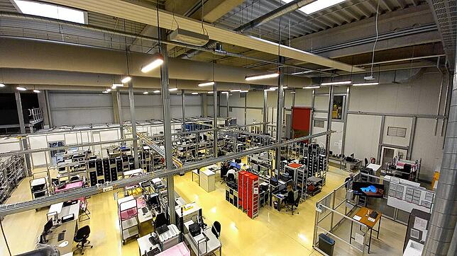 Blick in die Produktionshalle der Rheinmetall Soldier Electronics GmbH im Gewerbegebiet Blumhof.
