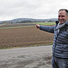 Landwirt Markus Hirt zeigt auf eine von zwei in Frage kommenden Flächen für sein Blumenwiesenprojekt. Wenn seine Wahl auf dieses Feld im ...