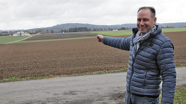 Landwirt Markus Hirt zeigt auf eine von zwei in Frage kommenden Flächen für sein Blumenwiesenprojekt. Wenn seine Wahl auf dieses Feld im ...
