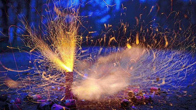 Das neue Jahr begann in Hilzingen für zwei Männer mit schweren Verletzungen. Denn ein Flaschenkühler hielt der Explosion von Feuerwerk ...