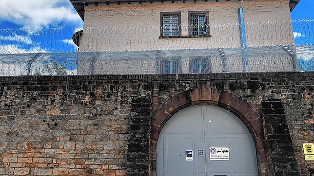Noch voraussichtlich bis Ende 2027 bleibt die JVA in Villingen bestehen. Dann soll das neue Gefängnis in Rottweil mit 500 Haftplätzen ...