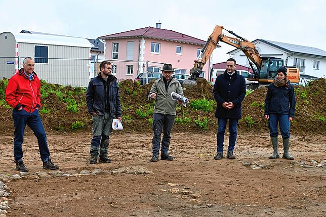 Am Grundriss des römischen Tempels (von links): der Erste Landesbeamte Philipp Gärtner, Archaeotask-Geschäftsführer Georg Häußler, ...