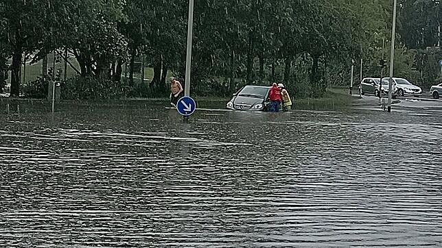 Nicht mehr geht am Freitag, 4. August, am Brandenburger Ring in Schwenningen. Die Fahrbahn ist komplett überflutet.