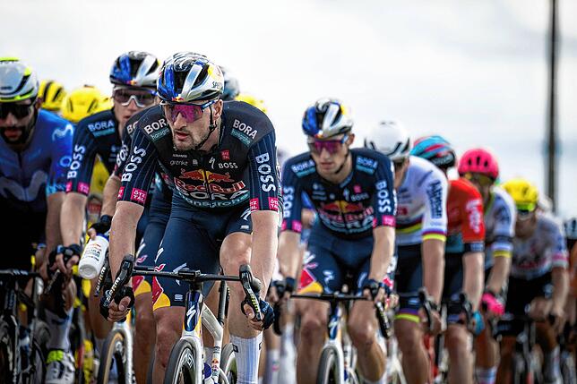 Teamarbeit: Nico Denz (vorn) schirmt Team-Kapitän Primož Roglič (rechts) bei der Tour de France 2024 ab.