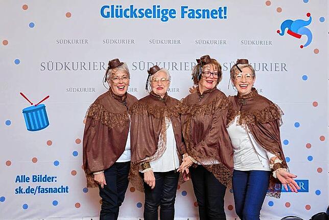 Bild 19: Bilder der SWR-Fasnacht: Narren glänzen vor der SÜDKURIER-VIP-Wand im Konzil