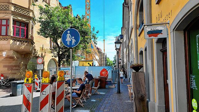 In den Wochen darauf kehrt allmählich fast so etwas wie Alltag in der Zollernstraße ein. Läden öffnen und Menschen flanieren an der ...
