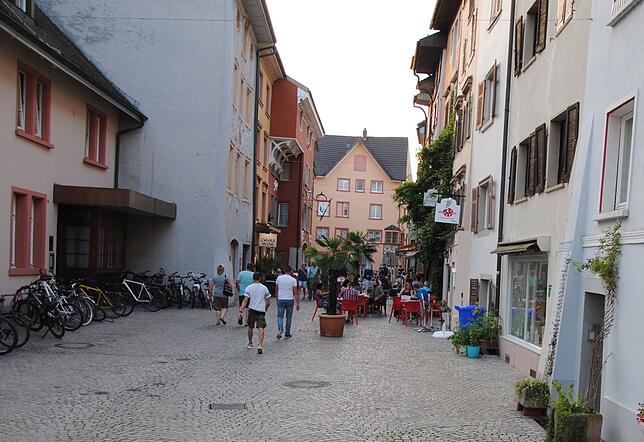 Die Rheinbrückstraße ist heute Fußgängerzone mit zahlreichen Einkehrmöglichkeiten Bild: Hans-Walter Mark