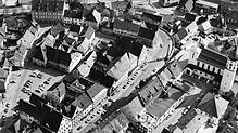 Die Oberstadt im Mai 1979: Auf dem Gustav-Hammer-Platz (links) gab es Parkplätze. Rechts ist St. Oswald zu sehen, in der Mitte die ...