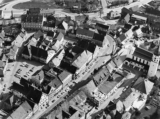 Die Oberstadt im Mai 1979: Auf dem Gustav-Hammer-Platz (links) gab es Parkplätze. Rechts ist St. Oswald zu sehen, in der Mitte die ...