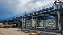 Der Rohbau des neuen Firmensitzes von Mercedes Kestenholz ist weitgehend fertig. In Kürze startet der Innenausbau. Bild: Verena Wehrle
