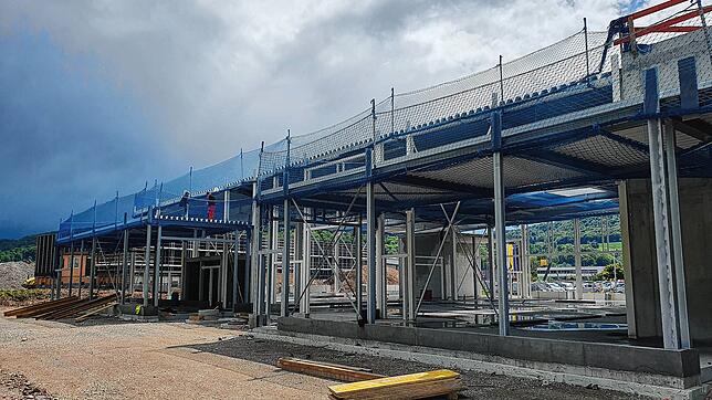 Der Rohbau des neuen Firmensitzes von Mercedes Kestenholz ist weitgehend fertig. In Kürze startet der Innenausbau. Bild: Verena Wehrle