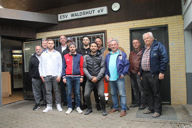 Die Teilnehmer der außerordentlichen Mitgliederversammlung, bei der die Auflösung des ESV Waldshut beschlossen wurde. Zweiter von links ...