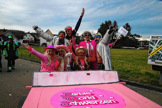 Die Barbie World des Bauwagen Schwerzen begeisterte mit einer pinken Glitzerwelt auf einem riesigen Wagen, tollen Kostümen und einem ...